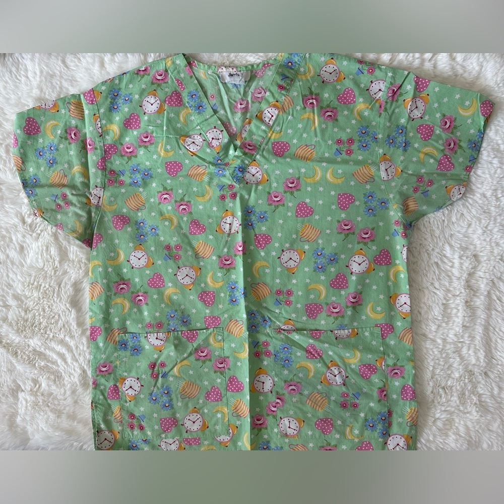 Scrub top with pockets